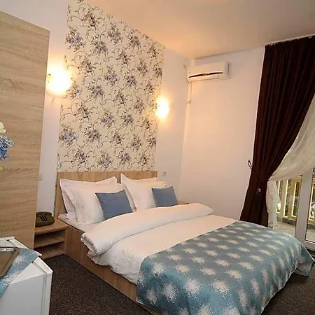 Pinguin Hotel 3*